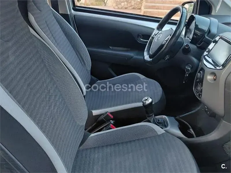 Usado Toyota Aygo X-play 72 CV (52 kW) 2020 Gris / plata Utilitario