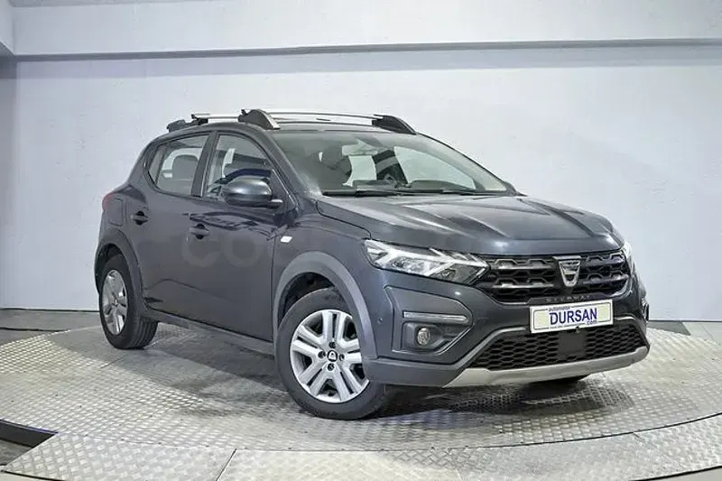 Usado Dacia Sandero Essentiel 100 CV (73 kW) 2021 Gris / plata Berlina