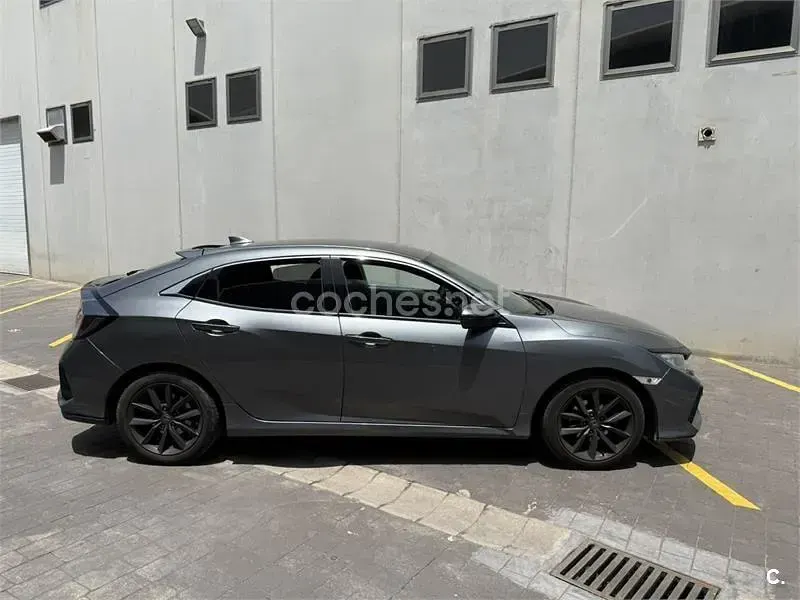 Usado Honda Civic Elegance 126 CV (92 kW) 2021 Gris / plata Berlina