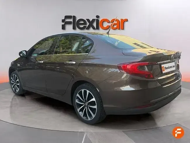 Usado Fiat Tipo Easy 95 CV (69 kW) 2016 Marrón Berlina