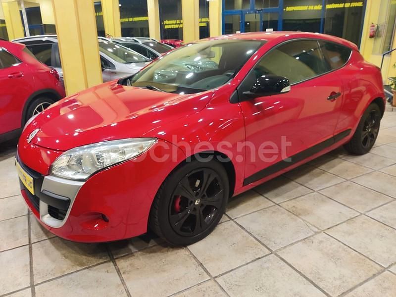 Usado Renault Mégane Dynamique 110 CV (80 kW) 2011 Rojo Berlina
