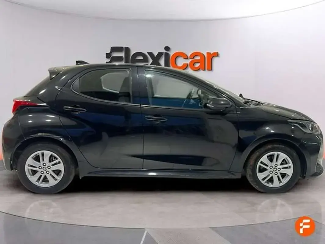 Usado Toyota Yaris Active 116 CV (85 kW) 2022 Negro Utilitario