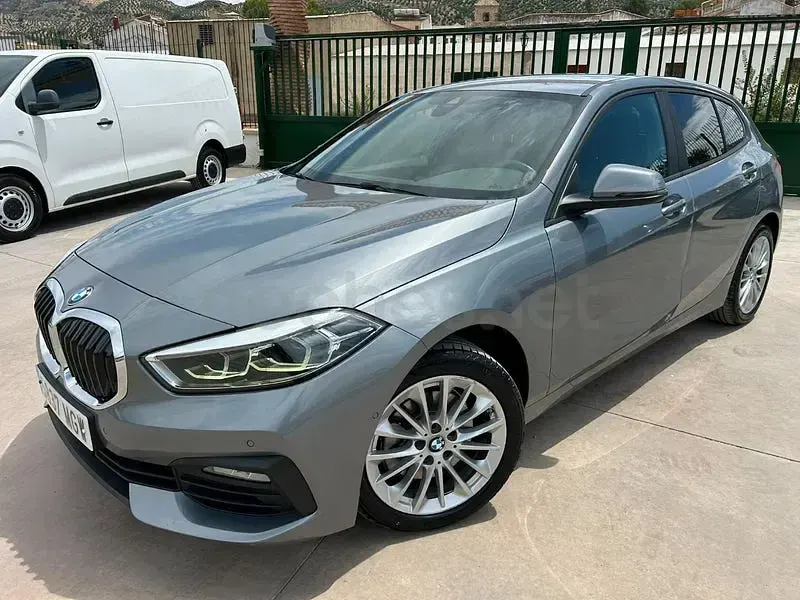 Usado BMW 116 Comfort Edition 116 CV (85 kW) 2023 Gris / plata Utilitario