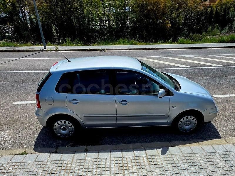 Usado VW Polo Trendline 75 CV (55 kW) 2002 Gris / plata Berlina