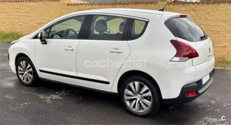 Usado Peugeot 3008 Access 115 CV (84 kW) 2014 Blanco Familiar