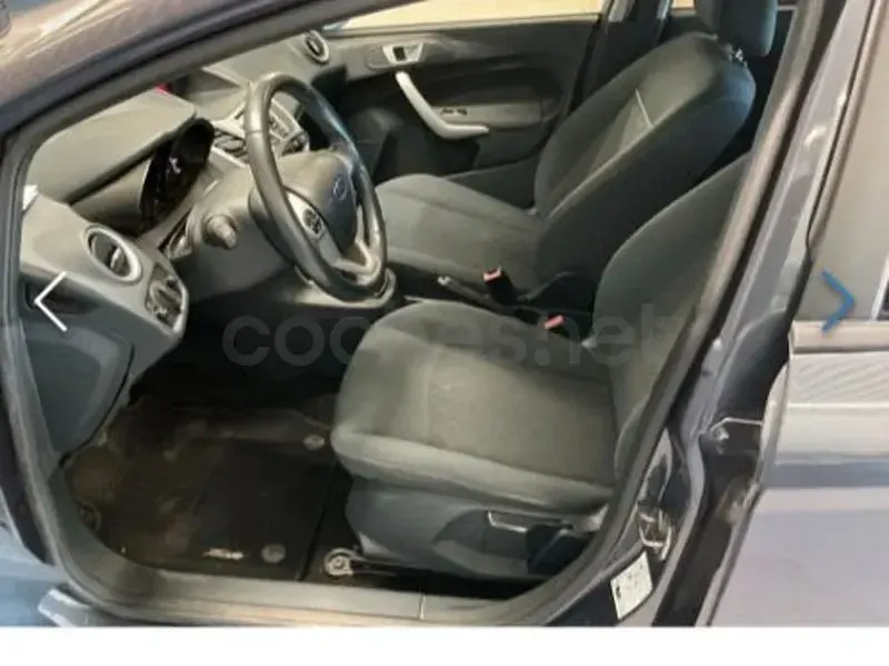 Usado Ford Fiesta Trend 95 CV (69 kW) 2012 Gris / plata Berlina