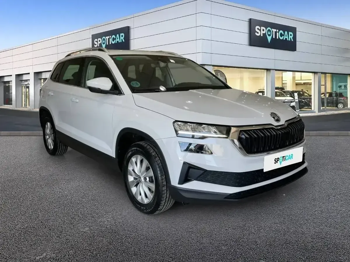 Usado Skoda Karoq Ambition 110 CV (80 kW) 2022 Blanco SUV