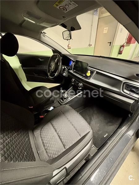 Usado Kia Rio 84 CV (61 kW) 2022 Gris / plata Berlina