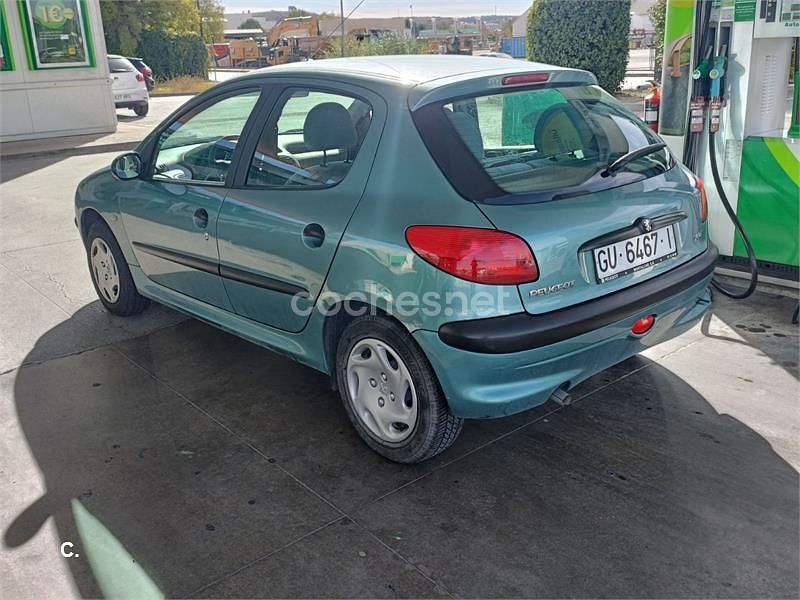 Usado Peugeot 206 90 CV (66 kW) 2000 Verde Berlina