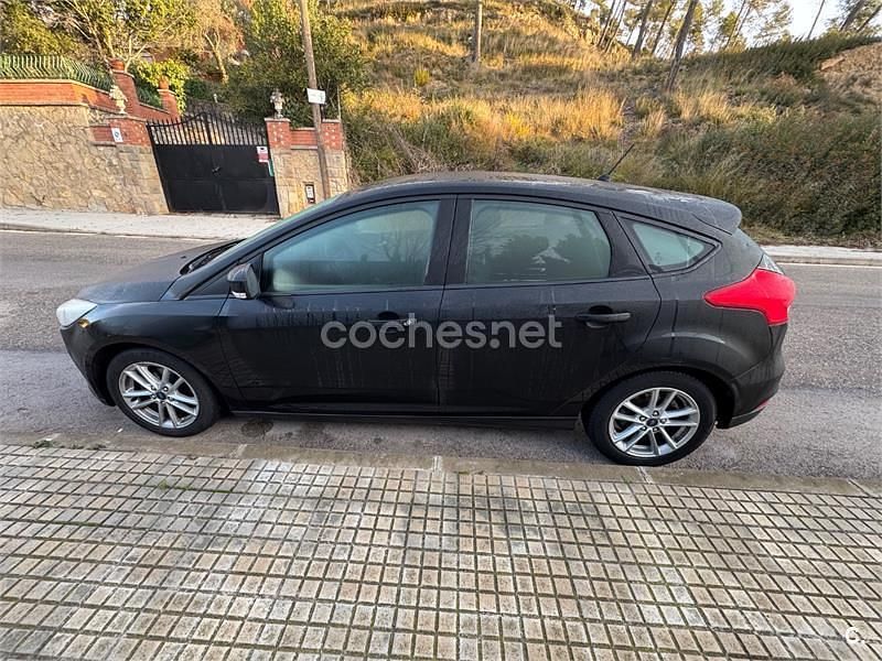 Usado Ford Focus ST-Line 125 CV (91 kW) 2018 Negro Berlina