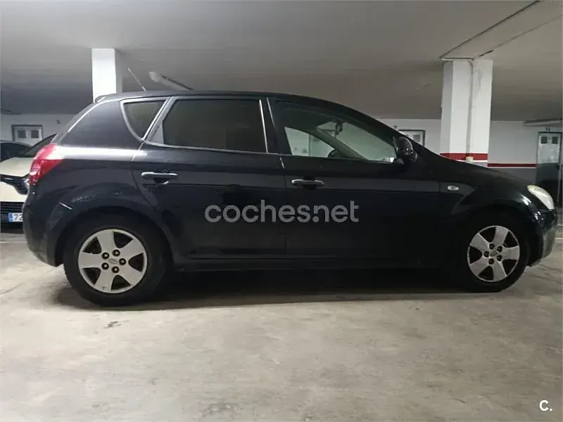 Usado Kia Ceed 90 CV (66 kW) 2007 Negro Utilitario