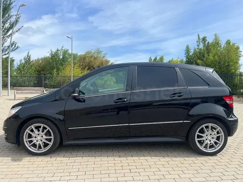 Usado Mercedes B180 109 CV (80 kW) 2011 Negro Monovolumen