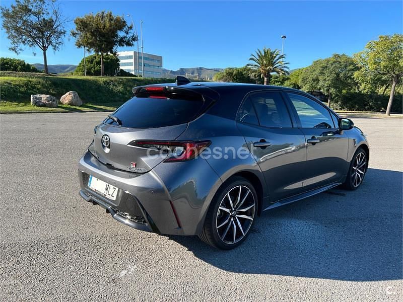 Usado Toyota Corolla 196 CV (144 kW) 2023 Gris / plata Berlina