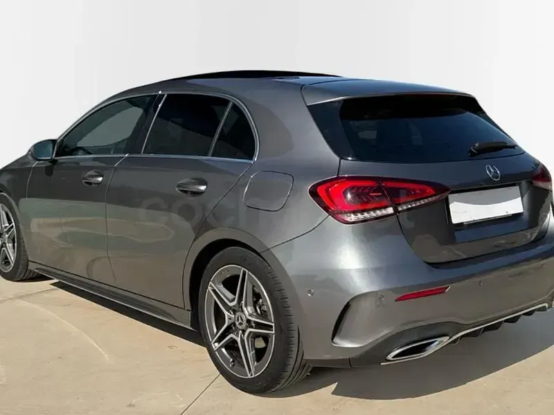 Usado Mercedes A180 136 CV (100 kW) 2021 Gris / plata Berlina
