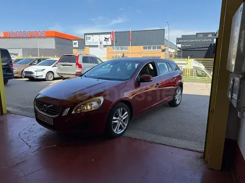 Usado Volvo V60 Summum 163 CV (119 kW) 2010 Granate Familiar