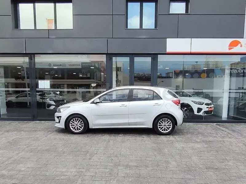 Usado Kia Rio 100 CV (73 kW) 2023 Gris / plata Berlina