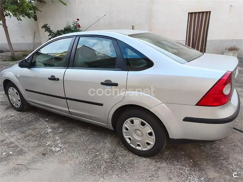 Usado Ford Focus Trend 100 CV (73 kW) 2006 Gris / plata Berlina