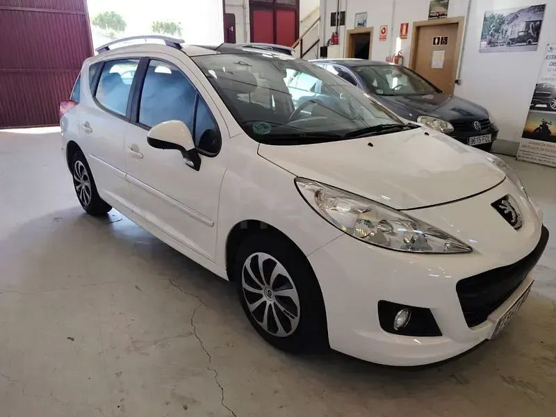 Usado Peugeot 207 Active 95 CV (69 kW) 2012 Blanco Familiar