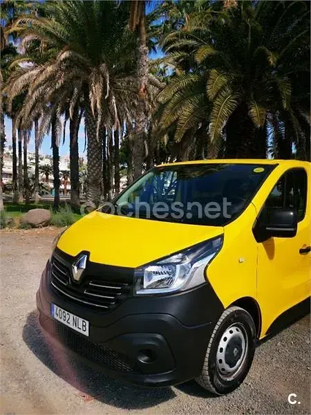 Usado Renault Trafic LIMITED 120 CV (88 kW) 2019 Amarillo Monovolumen