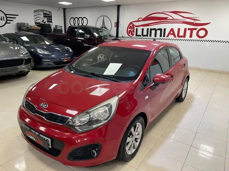 Usado Kia Rio 85 CV (62 kW) 2014 Granate Berlina