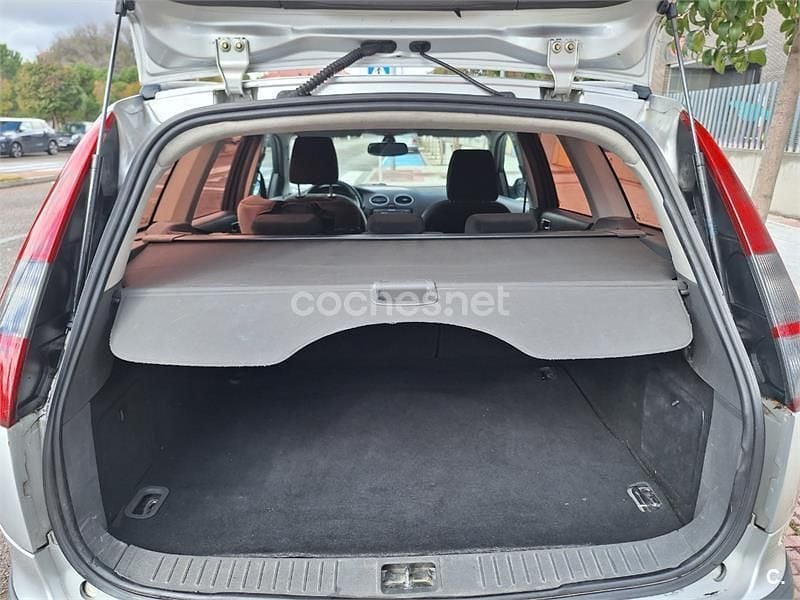 Usado Ford Focus Ghia 109 CV (80 kW) 2005 Gris / plata Familiar