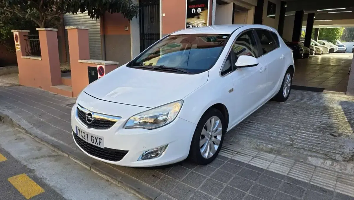 Usado Opel Astra Cosmo 140 CV (102 kW) 2010 Blanco Berlina
