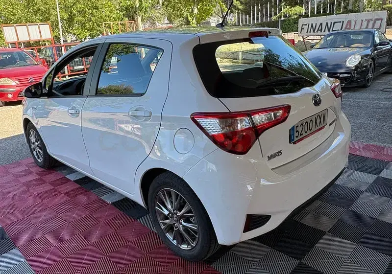 Usado Toyota Yaris Hybrid Active 100 CV (73 kW) 2019 Blanco Berlina