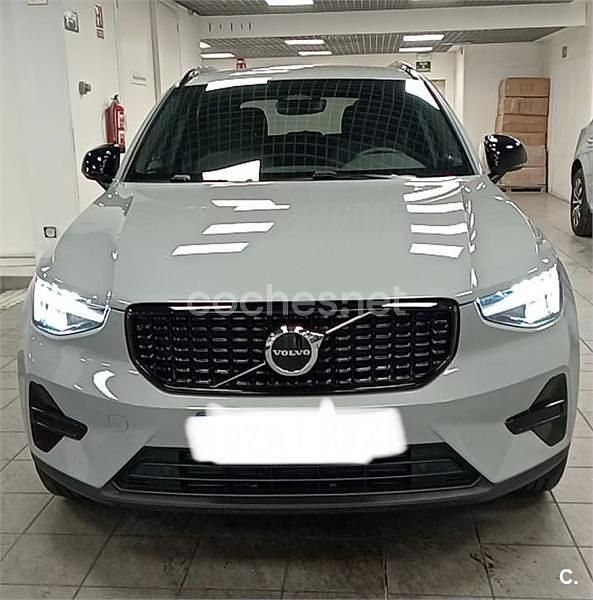 Usado Volvo XC40 Plus 163 CV (119 kW) 2024 Gris / plata SUV