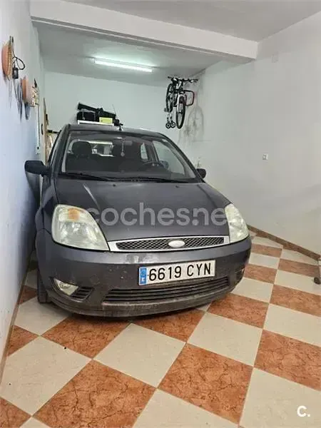 Usado Ford Fiesta Ambiente 68 CV (50 kW) 2004 Azul Utilitario