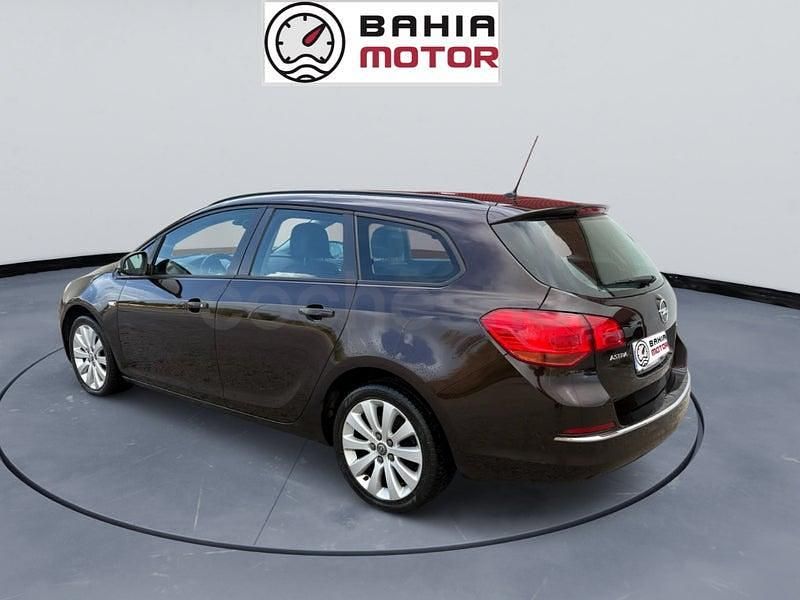 Usado Opel Astra Excellence 110 CV (80 kW) 2014 Violeta / lila Familiar