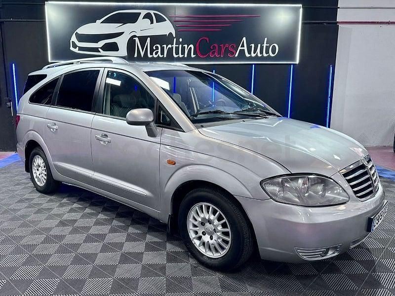 Usado Ssangyong (KGM) Rodius 165 CV (121 kW) 2010 Gris / plata Monovolumen