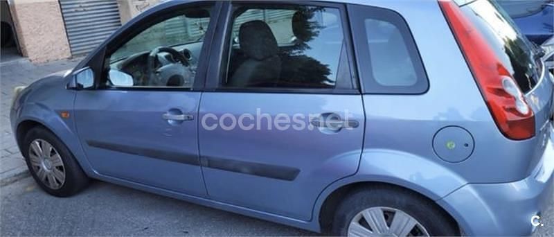 Usado Ford Fiesta Ghia 80 CV (58 kW) 2006 Azul Utilitario