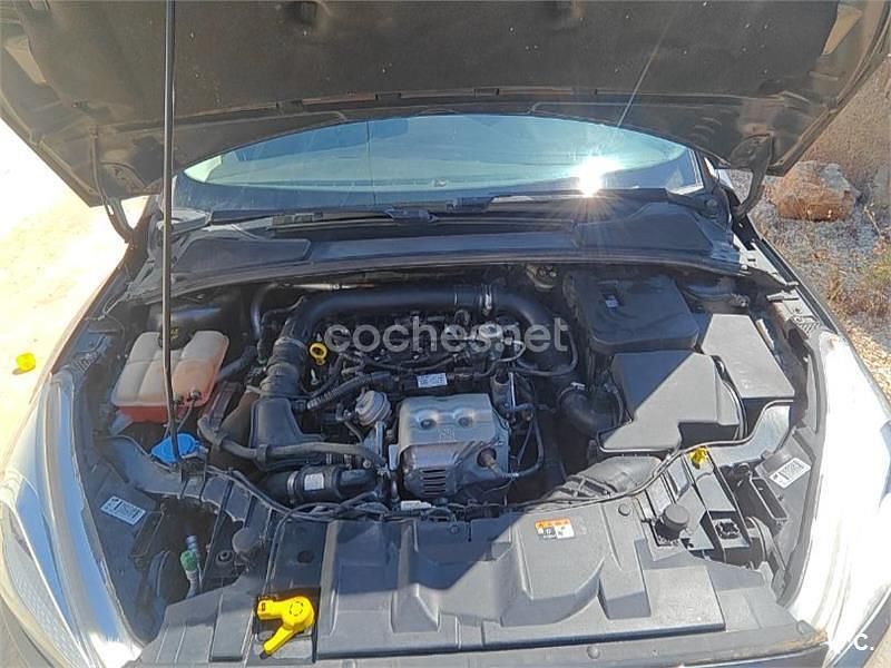 Usado Ford Focus Trend 125 CV (91 kW) 2018 Gris / plata Berlina