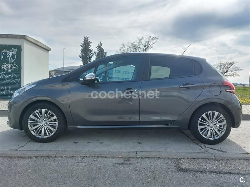 Usado Peugeot 208 Signature Sky 82 CV (60 kW) 2019 Gris / plata Utilitario