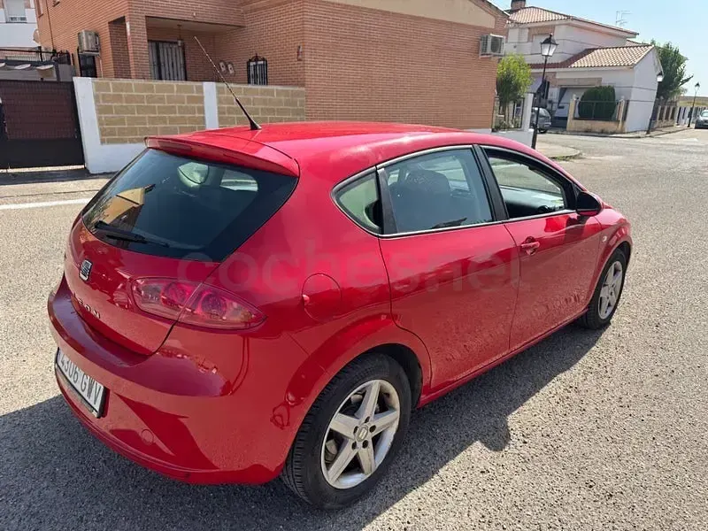 Usado Seat Leon Reference 105 CV (77 kW) 2010 Rojo Utilitario