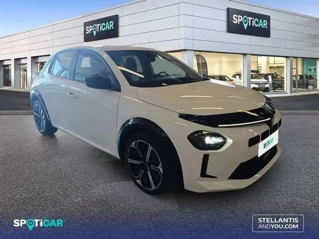 Usado Lancia Ypsilon 101 CV (74 kW) 2025 Blanco Utilitario