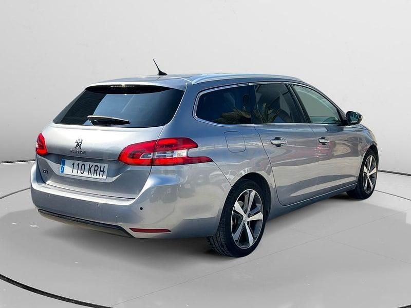 Usado Peugeot 308 SW Allure 130 CV (95 kW) 2018 Gris / plata Familiar