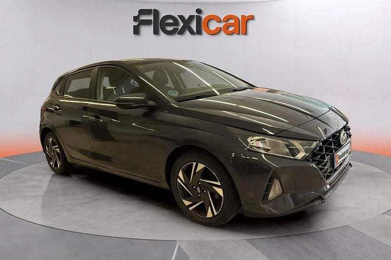 Gris Usado 2021 Hyundai i20 Berlina | 12.890 € (Precio justo) - Imagen 1/4
