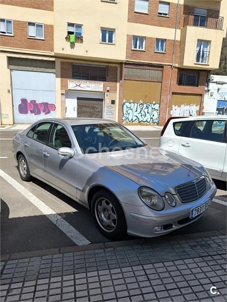 Usado Mercedes E270 Classic 170 CV (125 kW) 2002 Gris / plata Berlina
