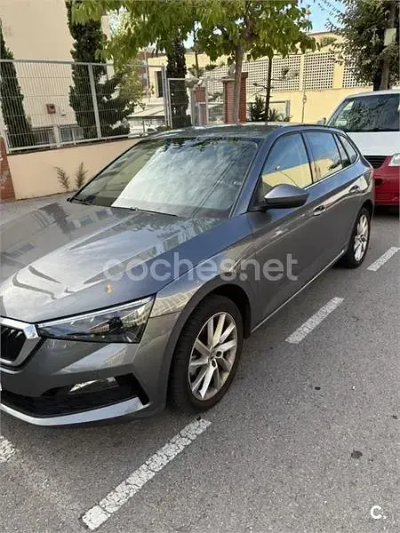 Usado Skoda Scala Style 110 CV (80 kW) 2023 Gris / plata Utilitario