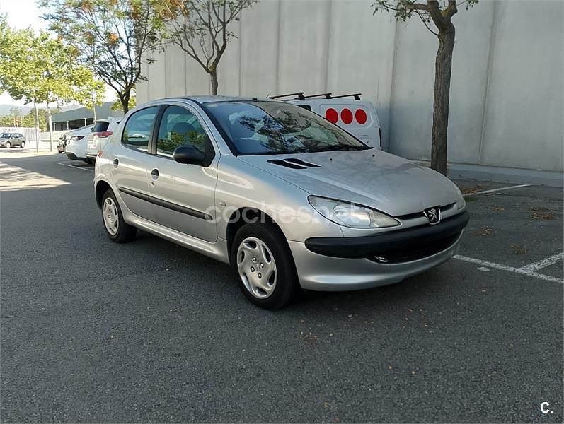 Usado Peugeot 206 70 CV (51 kW) 2003 Gris / plata Berlina