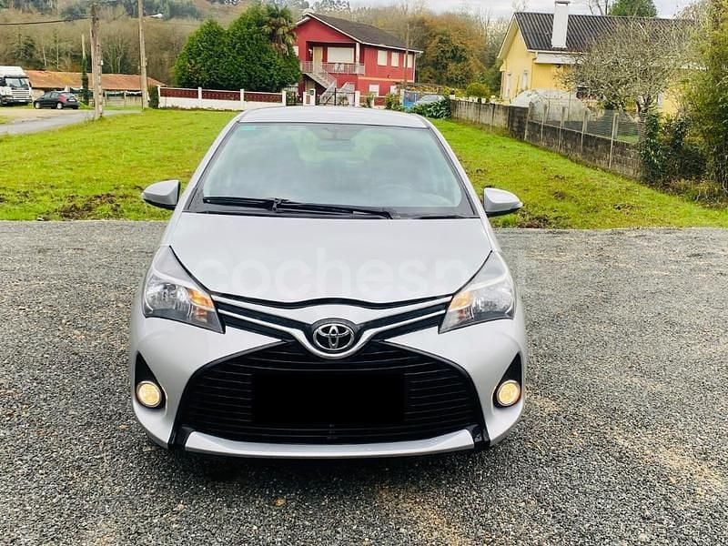 Gris / plata Usado 2015 Toyota Yaris Live Berlina | 8500 € (Precio justo) - Imagen 1/4