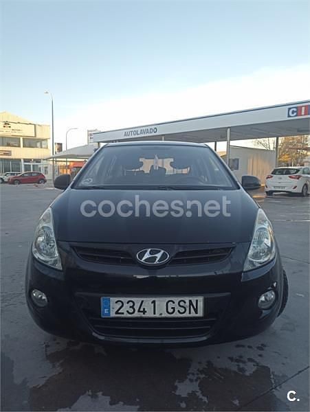 Usado Hyundai i20 Comfort 90 CV (66 kW) 2009 Negro Utilitario