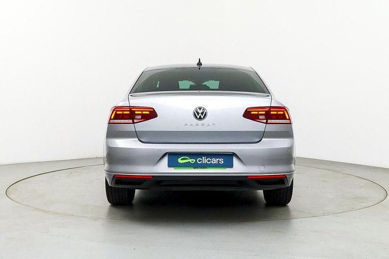 Usado VW Passat Executive 150 CV (110 kW) 2021 Gris Berlina