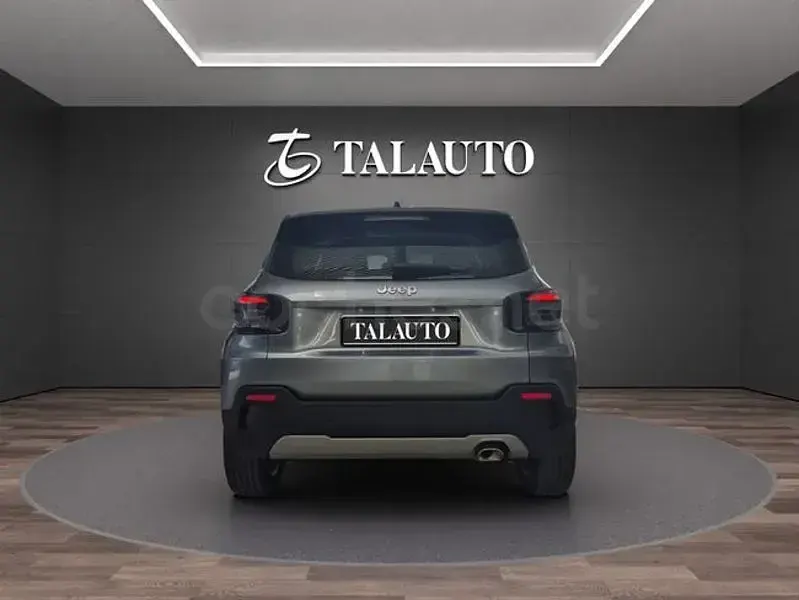 Usado Jeep Avenger Altitude 100 CV (73 kW) 2024 Gris / plata SUV