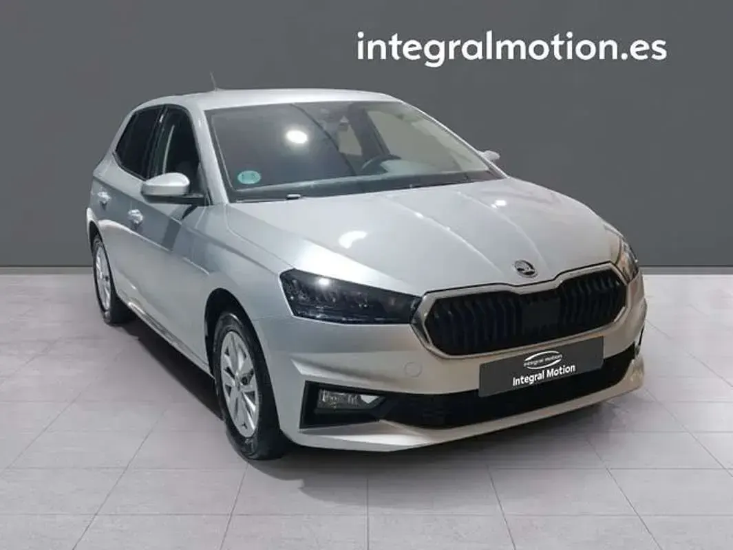 Usado Skoda Fabia Selection 95 CV (69 kW) 2025 Blanco Utilitario
