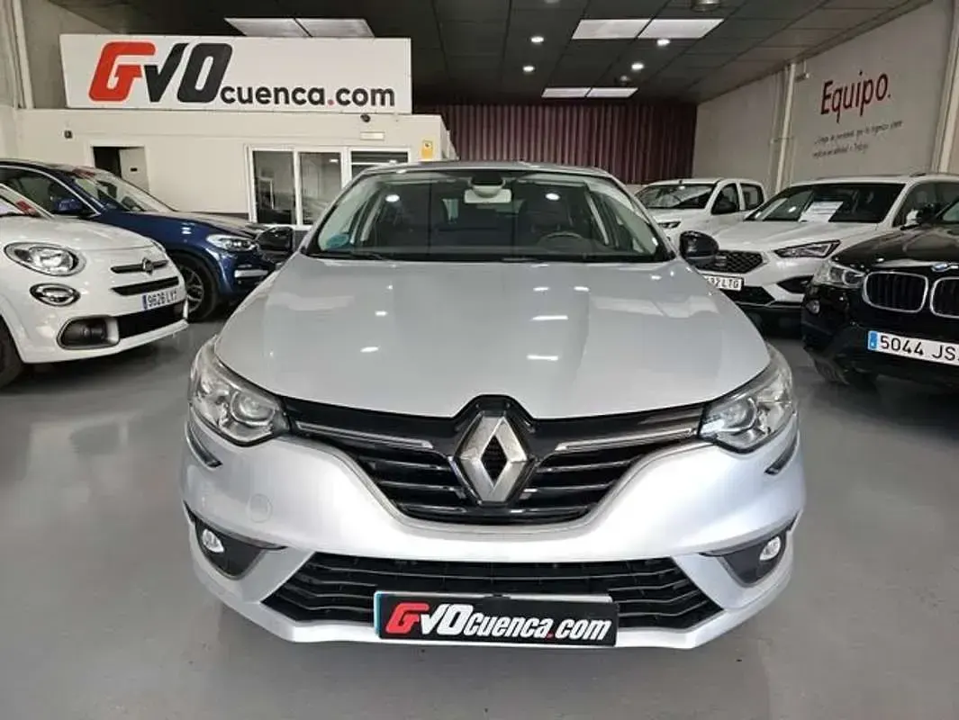 Usado Renault Mégane LIMITED 140 CV (102 kW) 2019 Gris Utilitario
