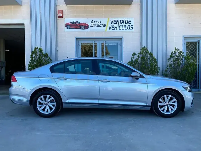 Usado VW Passat 150 CV (110 kW) 2021 Gris / plata Berlina