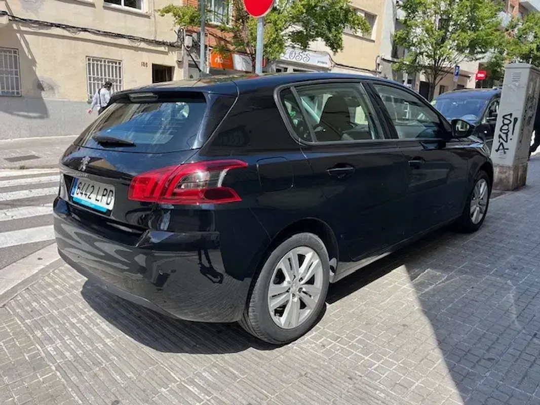 Usado Peugeot 308 Active 110 CV (80 kW) 2021 Negro Utilitario