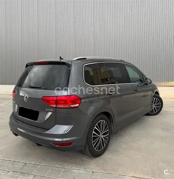 Usado VW Touran Advance 150 CV (110 kW) 2017 Gris / plata Monovolumen